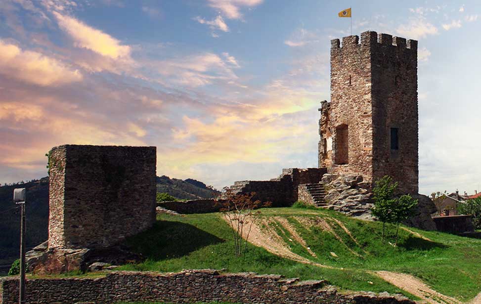 Castelo de Mogadouro e Torre de Menagem